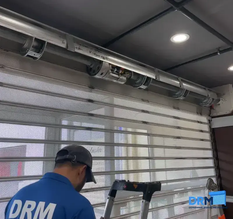 Rideau Métallique Bloqué à Nantes : Que Faire ? Guide d'urgence